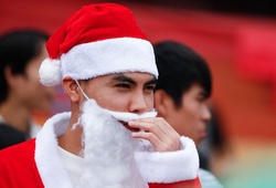 Huy "hoàng tử" và Mạnh "gắt" hóa ông già Noel phát quà cho các em nhỏ