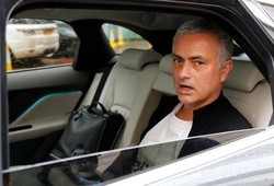 Jose Mourinho đã bị “việt vị” thế nào khi gặp sếp Man Utd sau trận thua Liverpool?