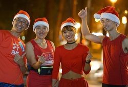 Dàn runner "bà già Noel" đỏ rực chạy phát quà cho trẻ em và người vô gia cư ở Sài Gòn