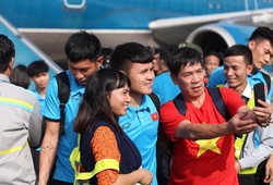 AFF Cup 2018: Công Phượng, Quang Hải cực thân thiện với NHM khi trở về Việt Nam từ trận thắng ĐT Philippines