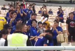 Tiền vệ Thái Lan òa khóc trên vai mẹ khi bị loại khỏi AFF Cup 2018 vào đúng ngày sinh nhật