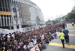 Hàng vạn CĐV bủa vây Bukit Jalil chờ mua vé xem Malaysia vs Việt Nam