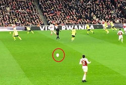 NHM thả bóng bay xuống sân Emirates chế giễu cầu thủ Arsenal hút bóng cười