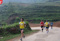 Cảm phục cô gái cụt tay chạy 21km top 5 Hà Giang Marathon