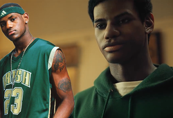 LeBron James hoá thân thành cậu nhóc 18 tuổi trong quảng cáo mới của Nike trước thềm NBA Finals