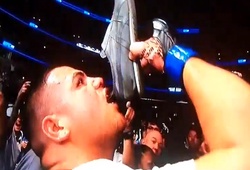 Kinh ngạc võ sỹ MMA uống bia từ... giày bẩn để ăn mừng chiến thắng