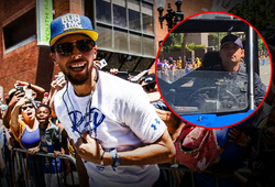 Bảo vệ hú hồn khi Curry "xé rào", LeBron bất ngờ "xuất hiện" ở xe cảnh sát tại buổi diễu hành của Warriors 