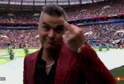 Robbie Williams giơ "ngón tay thối" trên sóng trực tiếp lễ khai mạc World Cup 2018