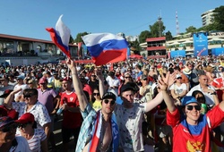 CĐV ĐT Nga "quậy tung" thủ đô Moscow sau chiến thắng hủy diệt ngày khai mạc World Cup 2018