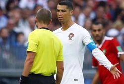Cầu thủ Morocco "điên tiết" vì trọng tài… xin áo của Ronaldo