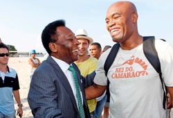 Huyền thoại MMA Anderson Silva bất ngờ ăn cái tát điếng người từ "Vua bóng đá" Pele