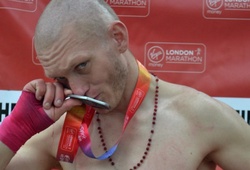 Đi tù 4 tháng vì chụp ảnh với bib "thuổng" của người khác ở giải London Marathon