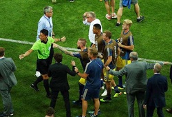 Ban huấn luyện ĐT Đức và ĐT Thụy Điển xô xát sau siêu phẩm đá phạt của Toni Kroos