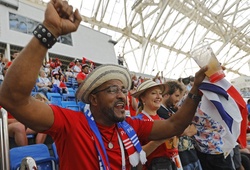 CĐV Panama vui vẻ dọn rác trên khán đài SVĐ dù đội nhà thua thảm trước ĐT Anh