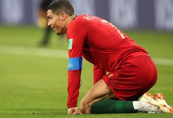 Trọng tài dùng công nghệ VAR, Ronaldo vẫn thoát thẻ đỏ "trắng trợn"