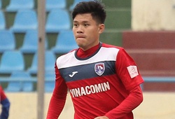 Cận cảnh tình huống Thanh Hào nhận thẻ đỏ sau pha phạm lỗi với Văn Toàn 