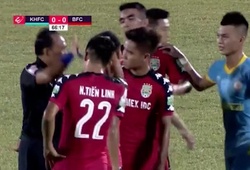 Chơi bạo lực, cầu thủ Becamex Bình Dương nhận thẻ đỏ chưa đầy 1 phút vào sân