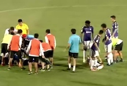 Va chạm mạnh với Đỗ Duy Mạnh, Hà Minh Tuấn bất tỉnh lên xe cấp cứu