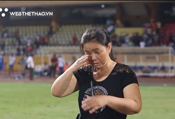 VIDEO: Mẹ Duy Mạnh vượt rào, khóc nấc khi thấy con trai chấn thương nguy hiểm