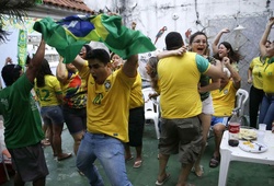 CĐV Brazil mang... quan tài đi diễu hành ăn mừng ĐT Đức bị loại khỏi World Cup 2018