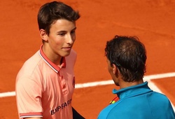Khoảnh khắc Roland Garros 2018: Màn so tài hấp dẫn giữa Rafael Nadal và cậu bé nhặt bóng 