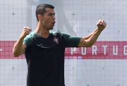 Cristiano Ronaldo lập siêu phẩm trong buổi tập trước trận đấu giữa ĐT Bồ Đào Nha - ĐT Uruguay 