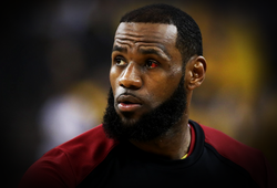 LeBron vẫn kiên cường thi đấu khi "chấp 1 mắt" ở Game 2