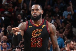 LeBron James tự kiến tạo... cho mình ghi điểm tại Game 3 NBA Finals 2017/18