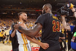 Khoảnh khắc Stephen Curry vinh danh "Nhà Vua" LeBron James tại Game 4 NBA Finals 2017/18