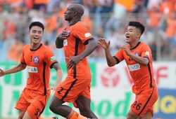 Khoảnh khắc Bùi Tiến Dũng bị hạ gục phút bù giờ, khiến FLC Thanh Hóa đánh rơi chiến thắng trước SHB Đà Nẵng