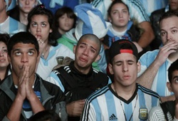CĐV Argentina chìm trong nước mắt, bàng hoàng chứng kiến Messi vỡ mộng World Cup