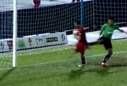 Thủ môn SHB Đà Nẵng đánh nguội, HLV Minh Phương nổi nóng với trọng tài