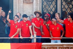 Eden Hazard hóa "cơ trưởng" ăn mừng chiến công World Cup 2018 với NHM Bỉ