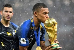 Cầu thủ ĐT Pháp tranh nhau hôn lấy hôn để cúp vàng World Cup 2018
