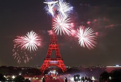 Tháp Eiffel biến hình ảo diệu mừng chức vô địch World Cup 2018 của ĐT Pháp