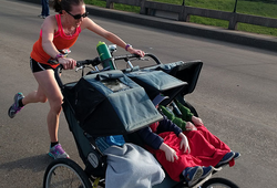 "Super mom" 8X lập KLTG chạy half marathon đẩy xe nôi 3 người 