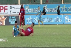 Rùng mình pha vào bóng bằng gầm giày của Trần Đình Nhơn với cầu thủ Hải Phòng FC