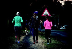 Độc Lạ: Chạy lùi ultra marathon 90km vì mục đích...không giống ai
