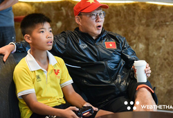 Video: HLV Park Hang Seo chơi FIFA 18 thua học viên nhí lò PVF