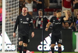 Cận cảnh Wayne Rooney vỡ mũi trong lần đầu ghi bàn tại MLS