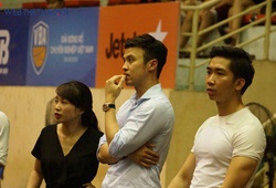 CHÙM ẢNH: Ông chủ Danang Dragons đứng ngồi không yên với trận thua đầu tiên của đội nhà