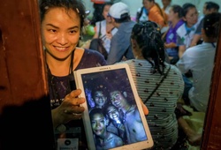 Đội bóng nhí Thái Lan lần đầu liên lạc với bên ngoài sau nhiều ngày bị mắc kẹt