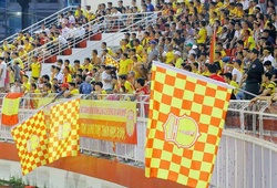 CĐV Nam Định FC ném chai nước, phản đối cầu thủ Sông Lam Nghệ An câu giờ