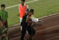 CĐV Nam Định FC lao xuống sân đòi "xử" trọng tài sau trận đấu với Sông Lam Nghệ An