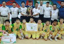 “Thầy” Phạm Văn Quyến cùng SLNA vô địch giải Nhi đồng toàn quốc 2018