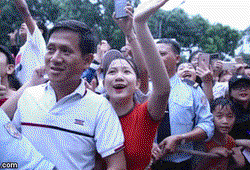 An ninh sân Gò Đậu bật cười với fan nữ đội mưa tỏ tình trung vệ Olympic Việt Nam