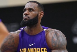 LeBron James đồng ý làm trung phong