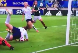 Video độc lạ: Cầu thủ nữ của U20 Anh ghi bàn thắng cực độc trong tư thế... ngã sấp mặt