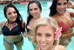Các cựu hoạt náo viên Houston Rockets tham gia tiệc bikini tại bể bơi