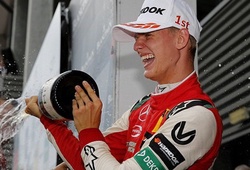 Tiếp bước cha, con trai huyền thoại Schumacher lần đầu thắng chặng F3